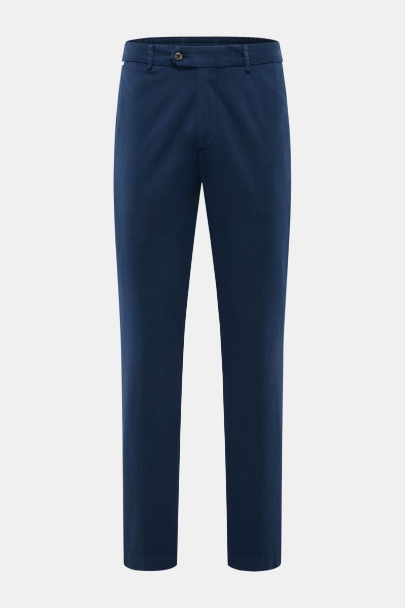 Frontansicht der navyfarbenen 04651/ A trip in a bag Baumwoll-Jogpants 'Flex Light' mit kurzem, schmal zulaufendem Schnitt, elastischem Bund, Reißverschluss, Bundknopf, französischen Taschen und geknöpften Gesäßtaschen.