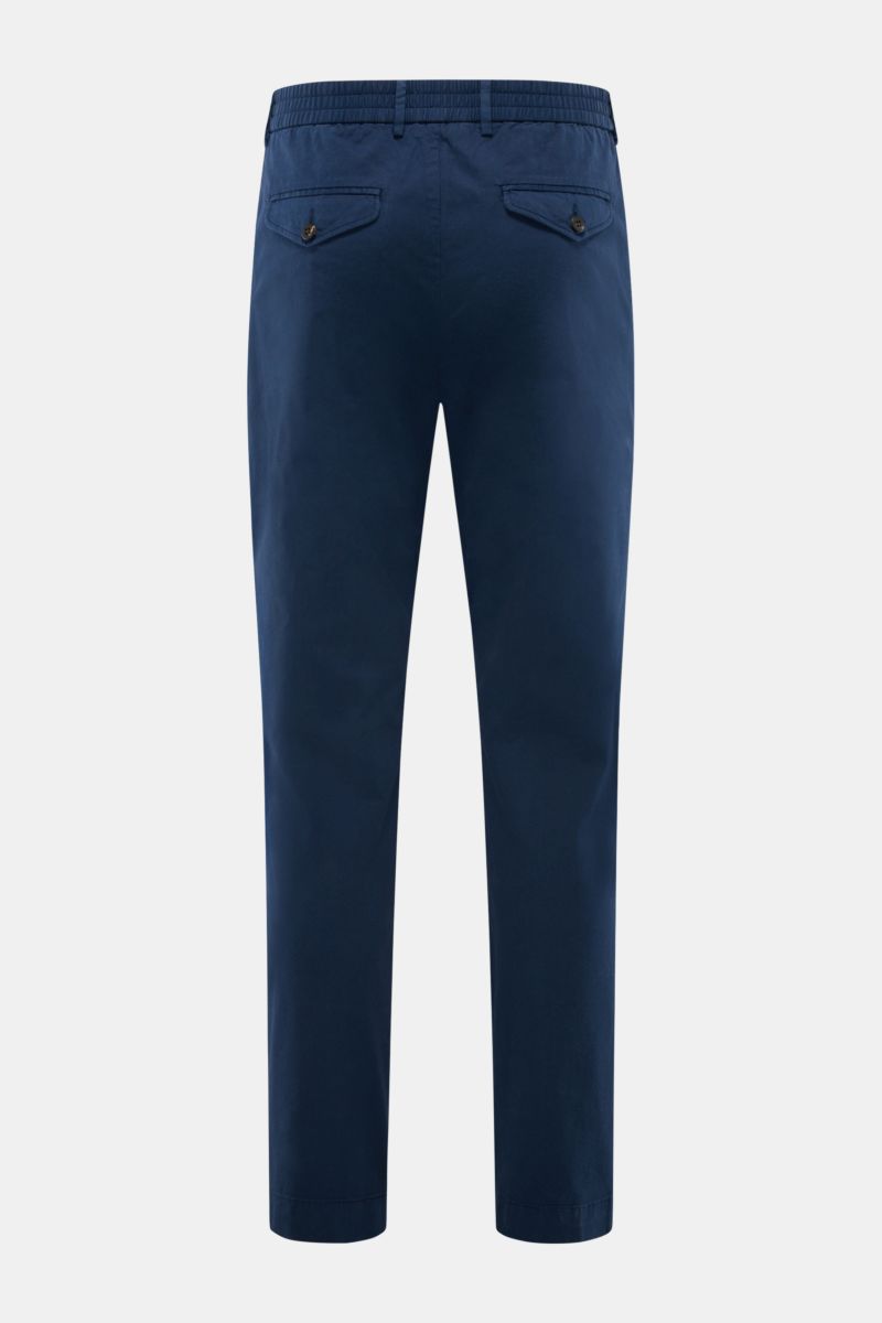 Rückansicht der 04651/ A trip in a bag Baumwoll-Jogpants 'Flex Light' navy in Regular Fit, elastischer Bund, schmal zulaufend, mit Knopftaschen.