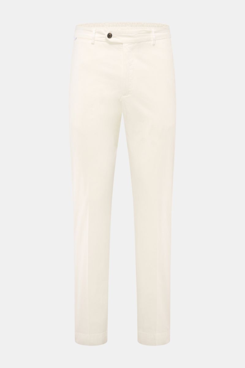 Frontansicht der cremefarbenen 04651/ A trip in a bag Baumwoll-Jogpants 'Flex Light' mit kurzem, schmal zulaufendem Schnitt, elastischem Bund, Reißverschluss, Bundknopf, französischen Taschen und geknöpften Gesäßtaschen, Regular Fit aus weicher Baumwolle.