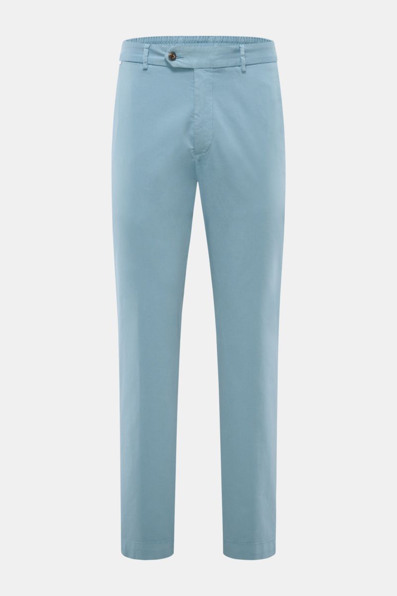 Frontansicht der rauchblauen 04651/ A trip in a bag Baumwoll-Jogpants 'Flex Light' mit kurzem, sehr schmal zulaufendem Schnitt, Regular Fit, elastischem Bund, Reißverschluss, Bundknopf, französischen und geknöpften Gesäßtaschen, weicher Baumwolle.