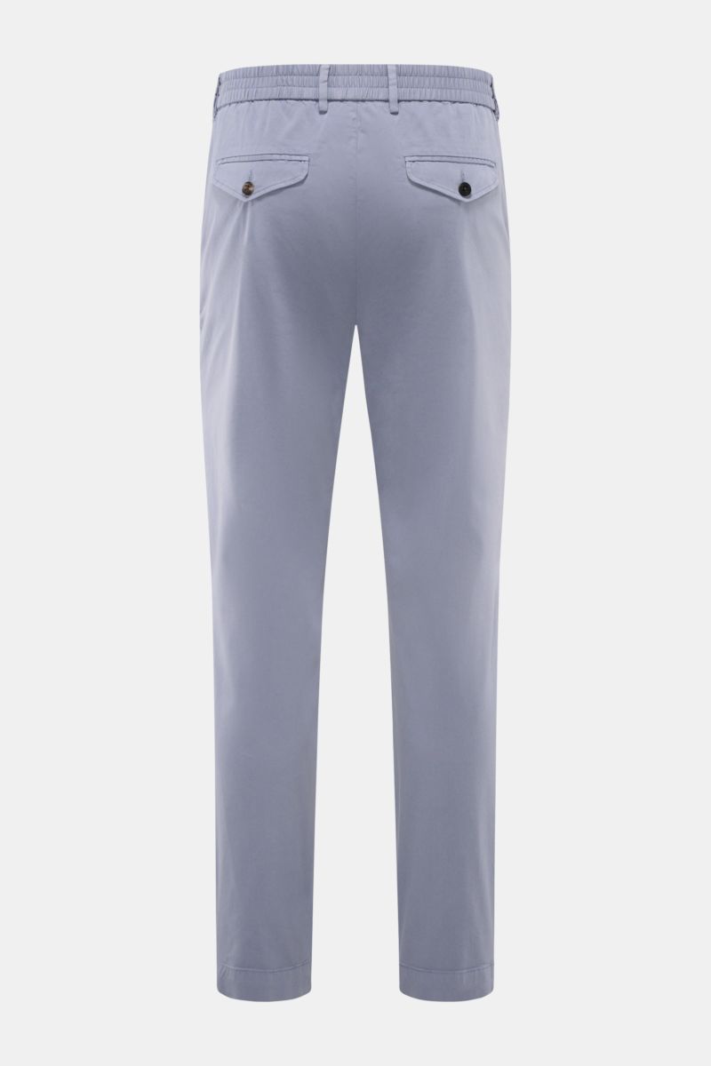 Rückansicht der 04651/ A trip in a bag Baumwoll-Jogpants 'Flex Light' lavender mit französischen Taschen, geknöpften Gesäßtaschen, kurzem, schmal zulaufendem Schnitt.
