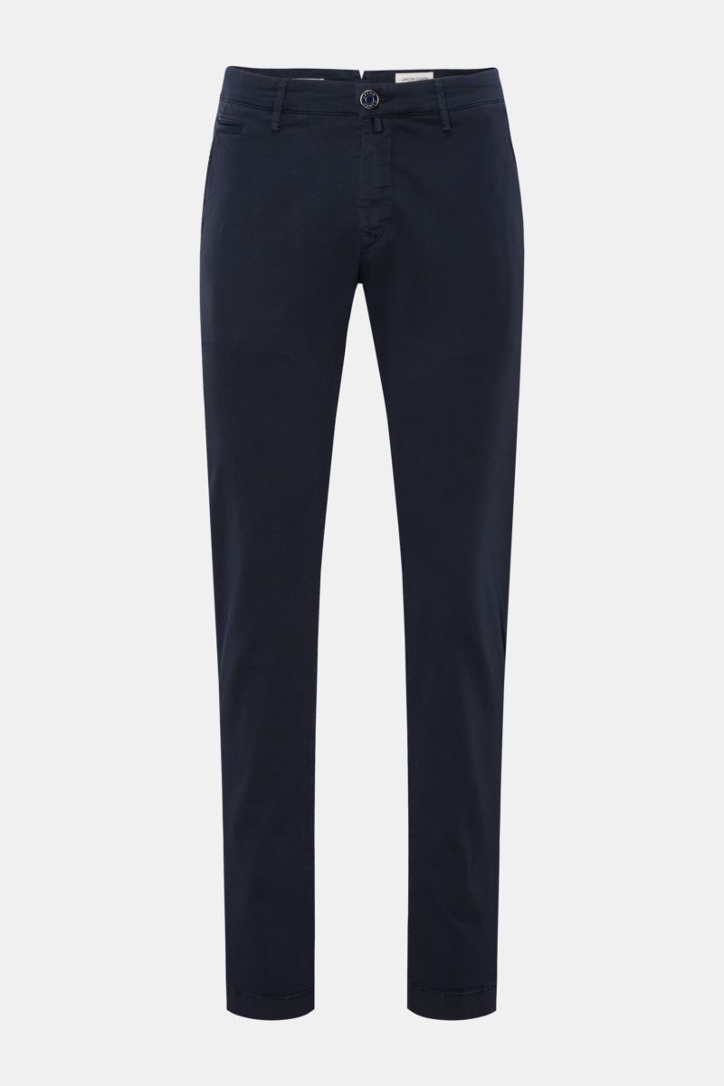 Front view of Jacob Cohen Chino 'Bobby' navy slim fit pants made of pure elastic cotton with tonal velour leather patch, zip, and button.

Description: Setzen Sie auf modernen Luxus im Alltag: Die schmal geschnittene Chino 'Bobby' von JACOB COHEN überz