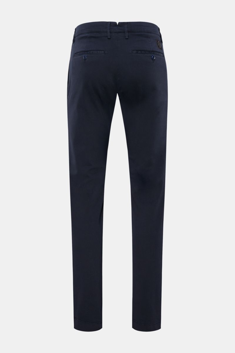 Jacob Cohen Chino 'Bobby' navy shown from the back, slim fit, tapered navy cotton trousers with buttoned back pockets and tonal leather patch, modern luxury in everyday wear with elastic quality, soft touch, zipper and button closure, French pockets, pipe