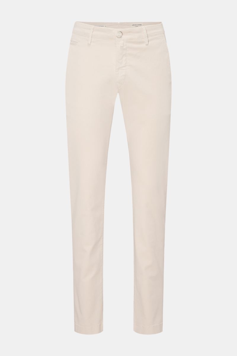 Front view of Jacob Cohen Chino 'Bobby' sand pants in slim fit, made from soft, elastic pure cotton with leather patch and buttoned back pockets. 

Setzen Sie auf modernen Luxus im Alltag: Die schmal geschnittene Chino 'Bobby' von JACOB COHEN überzeugt mi