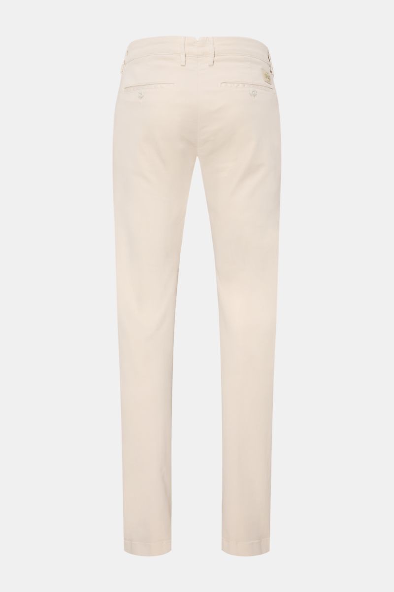 Jacob Cohen Chino 'Bobby' sand viewed from the back, slim fit tapered pants in soft, elastic pure cotton with French pockets, buttoned back pockets, zip and button closure, and tonal velour leather patch. Setzen Sie auf modernen Luxus im Alltag: Die schma