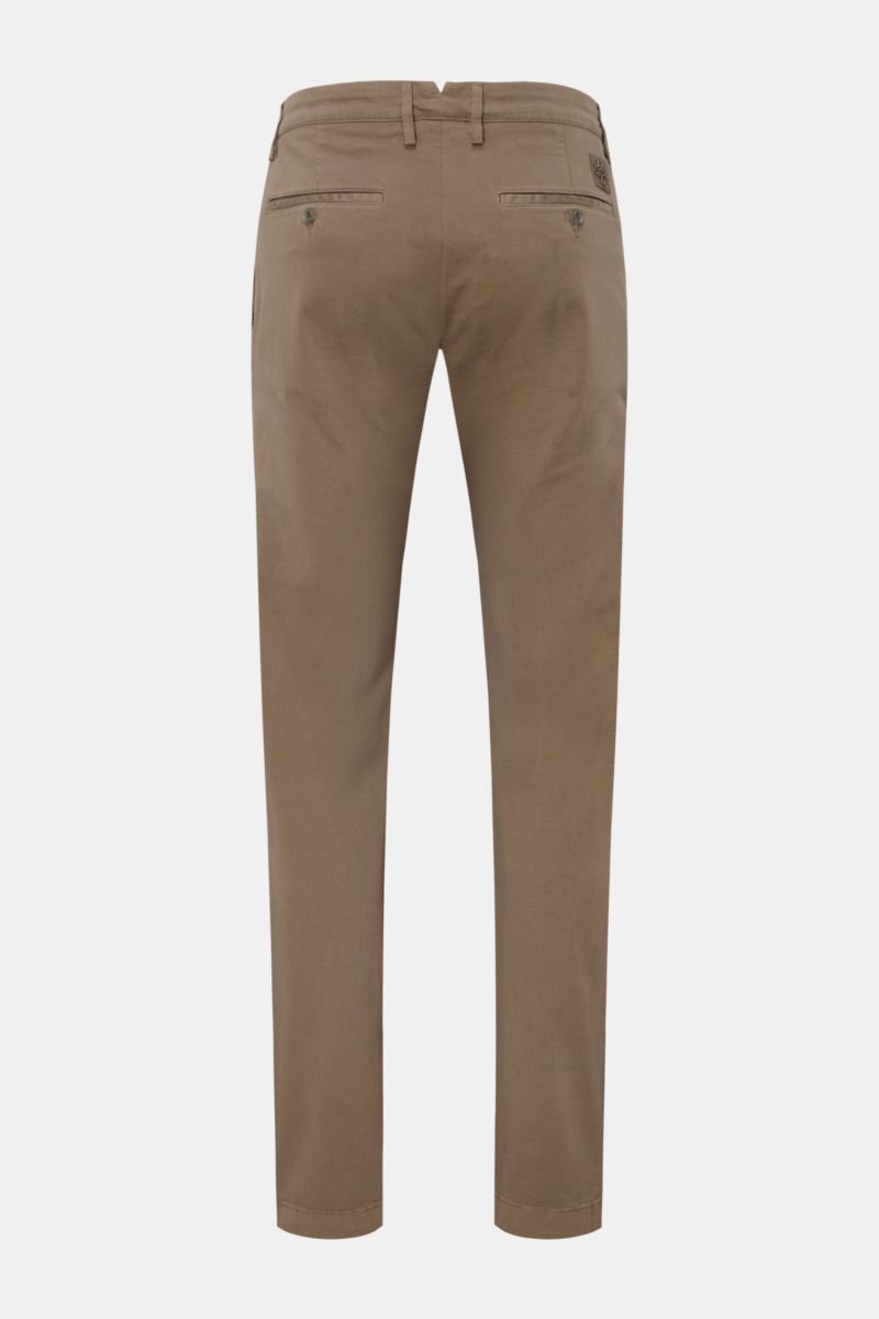 Rear view of Jacob Cohen Chino 'Bobby' graubraun in slim fit, made from pure elastic cotton with soft touch, featuring buttoned back pockets, tonal suede leather patch, zipper, waistband button, French pockets, and piped coin pocket. Setzen Sie auf modern