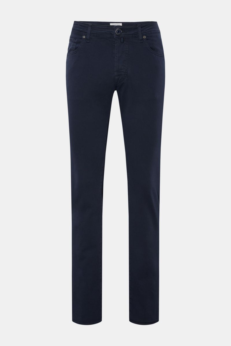 Front view of Jacob Cohen Baumwollhose 'Bard' navy slim-fit cotton pants with elastic quality, five-pocket style, button fly, and pony hair leather patch. 

Description: Setzen Sie auf modernen Luxus im Alltag: Die Five-Pocket-Hose 'Bard' von JACOB COH