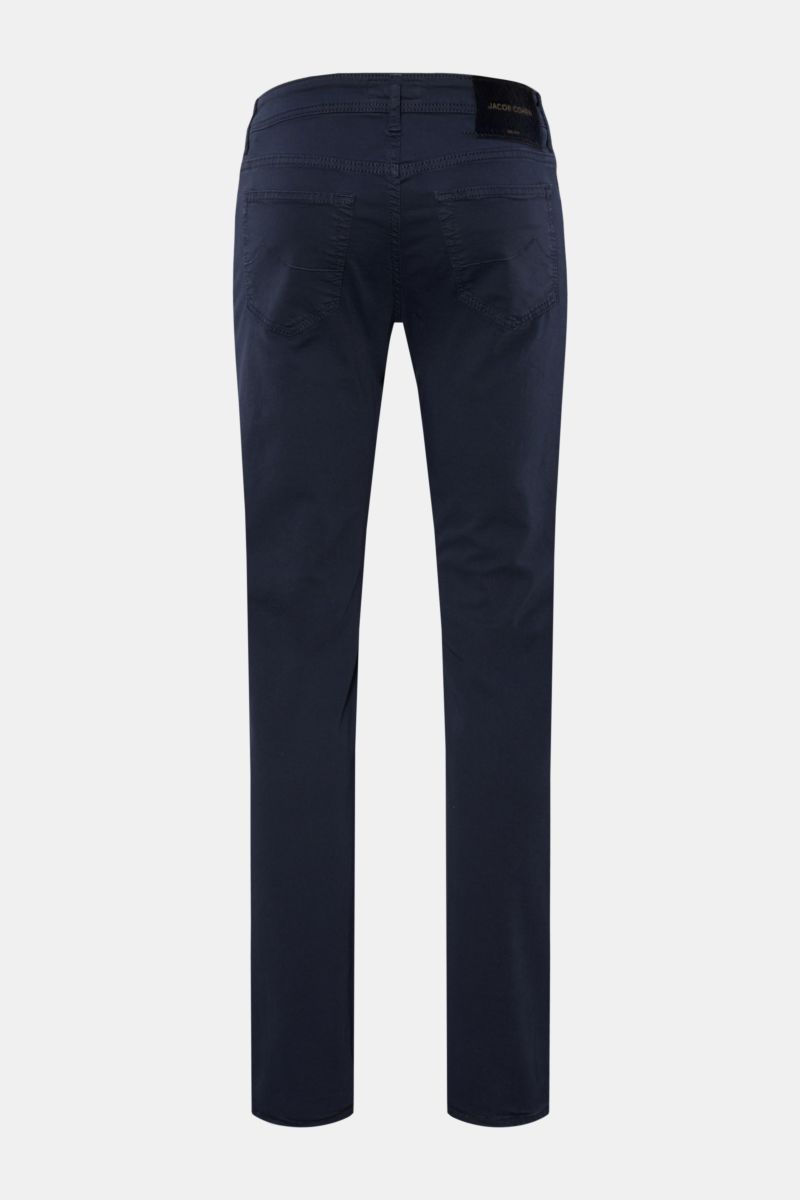 Back view of Jacob Cohen Baumwollhose 'Bard' navy slim fit cotton pants with elastic quality, five-pocket style, tonal stitching, and pony hair leather patch.

Description: Setzen Sie auf modernen Luxus im Alltag: Die Five-Pocket-Hose 'Bard' von JACOB 