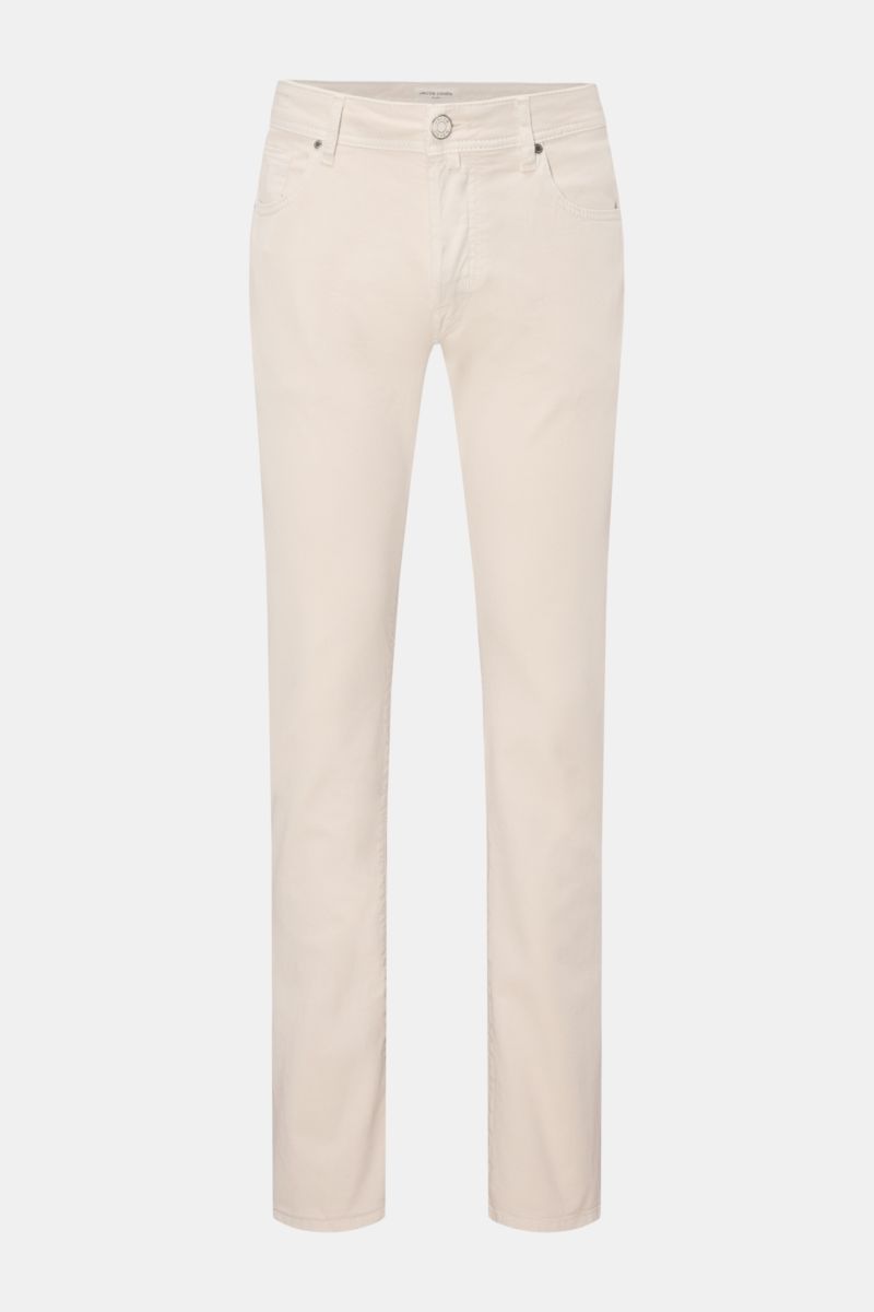 Front view of Jacob Cohen Baumwollhose 'Bard' sand slim fit cotton pants with elastic quality, button fly, five-pocket style, and ponyhair leather patch.  

Description: Setzen Sie auf modernen Luxus im Alltag: Die Five-Pocket-Hose 'Bard' von JACOB COH