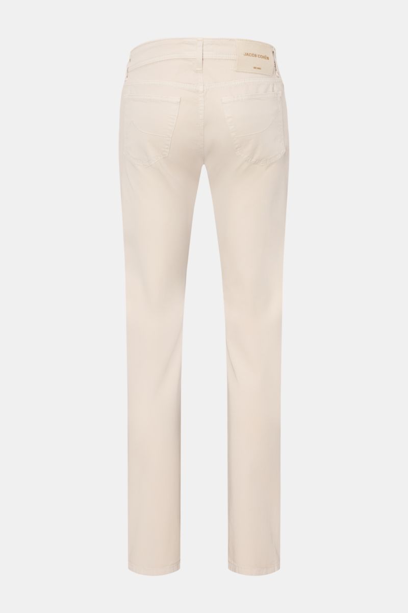Rear view of Jacob Cohen Baumwollhose 'Bard' sand slim fit cotton pants with five pockets, elastic quality, soft touch, and leather patch in ponyhair look.

Description: Setzen Sie auf modernen Luxus im Alltag: Die Five-Pocket-Hose 'Bard' von JACOB COH