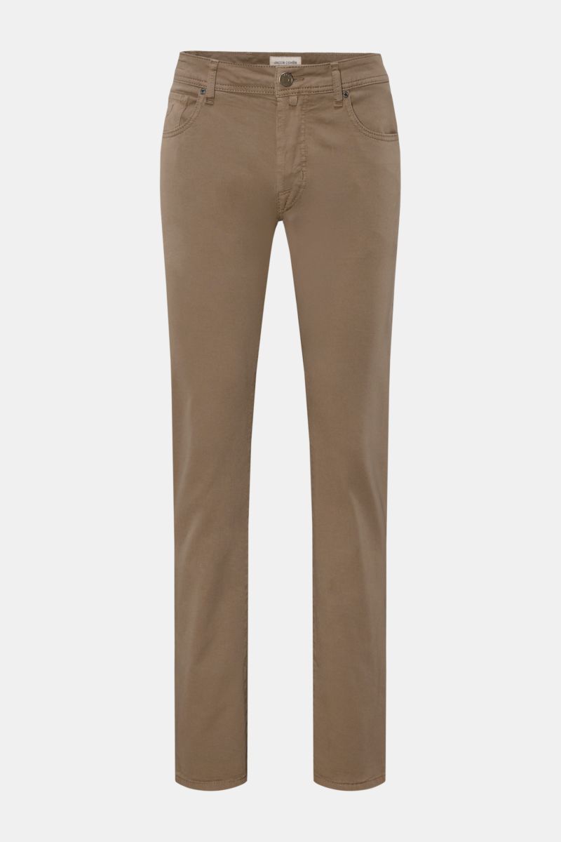 Front view of Jacob Cohen Baumwollhose 'Bard' graubraun slim fit pants in elastic, pure cotton with five-pocket style, button fly, tonal stitching, and pony hair leather patch.

Description: Setzen Sie auf modernen Luxus im Alltag: Die Five-Pocket-Hose