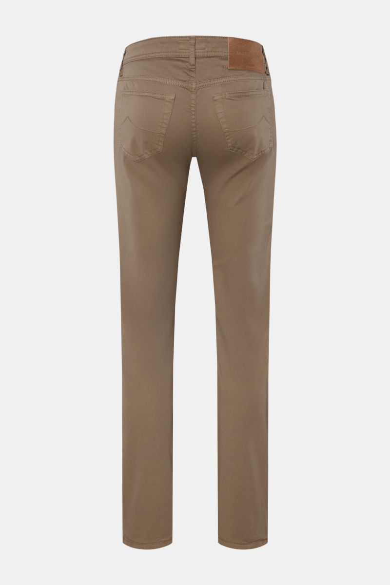 Jacob Cohen Baumwollhose 'Bard' graubraun shown from the back, slim fit five-pocket pants in elastic, soft cotton with tonal stitching and leather patch in ponyhair look. Setzen Sie auf modernen Luxus im Alltag: Die Five-Pocket-Hose 'Bard' von JACOB CO