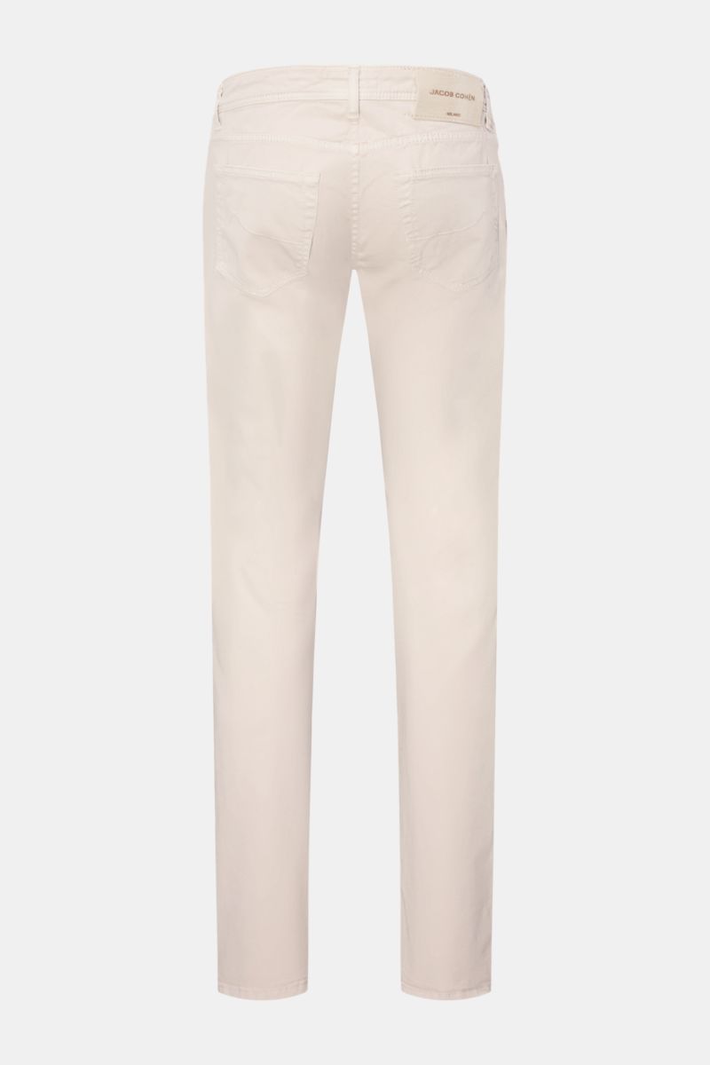 Jacob Cohen Baumwollhose 'Nick' sand, Slim Fit Five-Pocket-Hose aus elastischer, reiner Baumwolle, Rückansicht mit Leather Patch in Ponyfell-Optik.