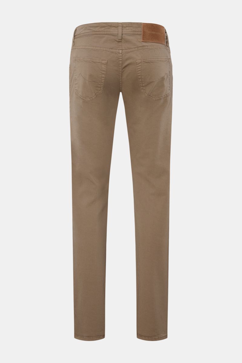 Jacob Cohen Baumwollhose 'Nick' graubraun, Slim Fit Five-Pocket-Hose aus elastischer Baumwolle, Rückansicht mit Ponyfell-Lederpatch und tonalem Stitching.