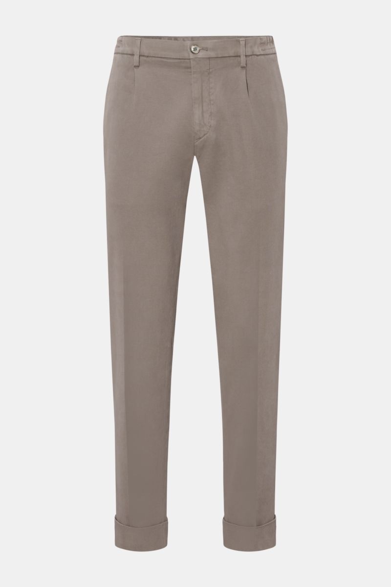 GTA Trousers 'Dennis' grey-brown shown front view, cropped slim fit with tapered legs, comfort waistband, single pleat, French and back button pockets.  
With the cropped, tapered trousers 'Dennis', GTA presents an essential that combines the relaxed f