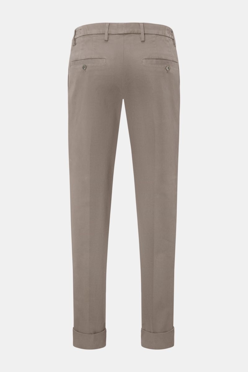 Rear view of GTA Trousers 'Dennis' grey-brown, cropped tapered fit with fixed hem turn-up, buttoned back pockets, and comfort waistband. 

Description: With the cropped, tapered trousers 'Dennis', GTA presents an essential that combines the relaxed fee