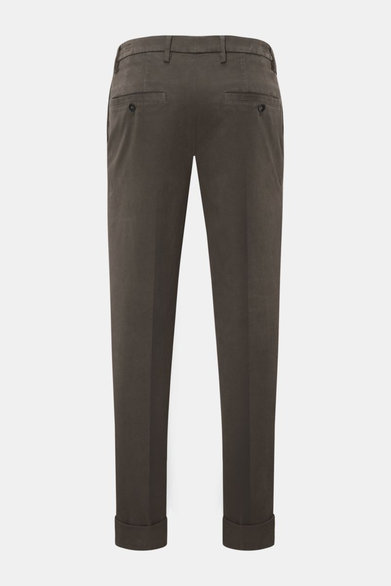 Rear view of GTA Trousers 'Dennis' dark grey, cropped tapered slim fit with fixed hem turn-up, buttoned back pockets, and comfort waistband. 

Description: With the cropped, tapered trousers 'Dennis', GTA presents an essential that combines the relaxed fe