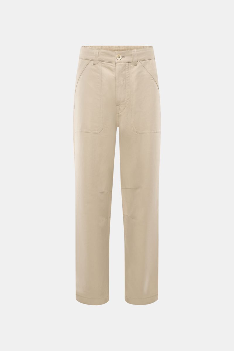 Beige Brunello Cucinelli Jogpants, frontale Nahaufnahme, Twill aus Leinen und Baumwolle, weicher Griff, Tapered Fit, knöchellang, Button Fly, französische Taschen.