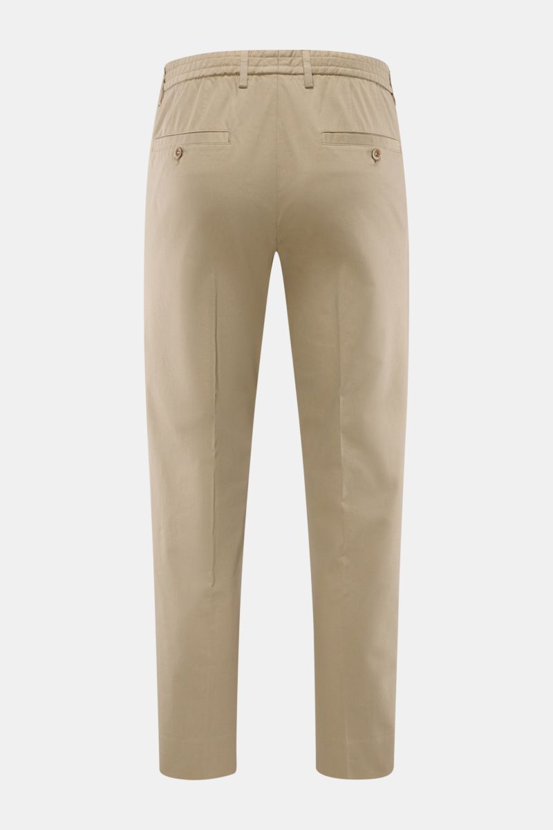 GTA Chino 'Davide' beige, knöchellang, schmal zulaufend, elastischer Bund, Rückansicht mit zwei Gesäßtaschen und Knöpfen.