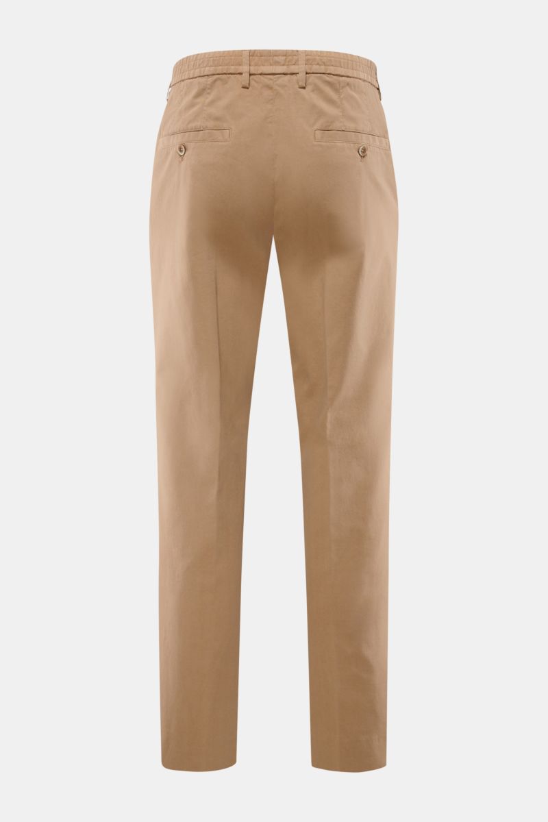 Rear view of GTA Chino 'Davide' hellbraun in light brown, made of pure cotton twill with elastic waistband, buttoned back pockets, and slim fit.


