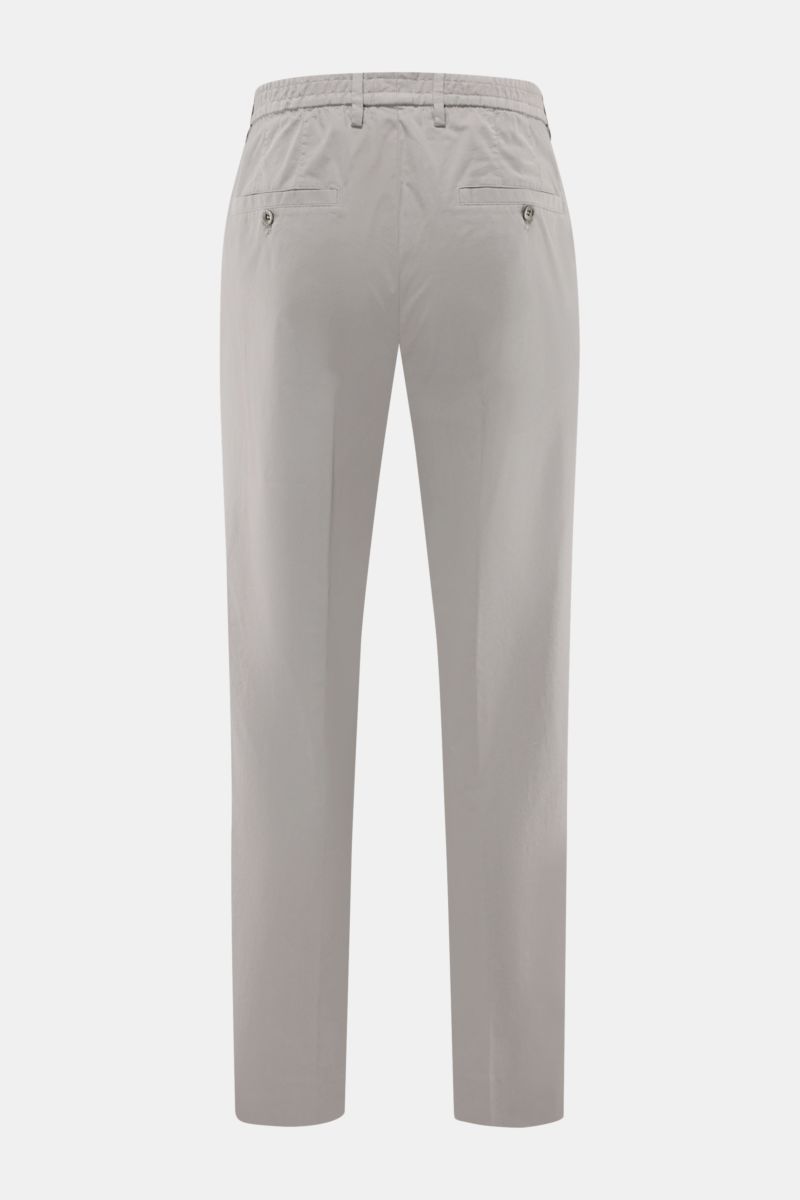 Rear view of GTA Chino 'Davide' grau in light grey cotton twill, showing elastic waistband with belt loops, buttoned back pockets, and slim tapered fit. 
