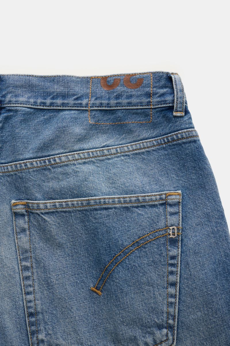 Dondup Jeans 'Paco' rauchblau, Rückansicht, Denim reine Baumwolle, leichter Stretch, Used-Waschung, Distressed, Tapered Fit, kurzer Schnitt, Zip Fly, Five-Pocket, Metall-Initial, Web-Patch.