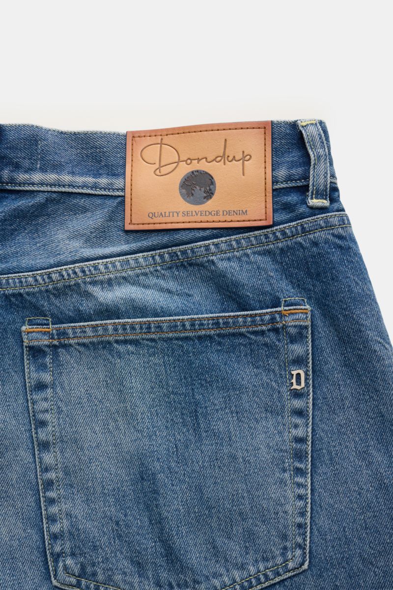 Dondup Jeans 'Bray' blau, Rückansicht, Denim aus reiner Baumwolle, Selvedge-Verarbeitung, leicht griffig, Regular Fit, hoher Bund, Button Fly, Five-Pocket, gerader Schnitt, Metall-Initial, innenliegendes Weblabel.