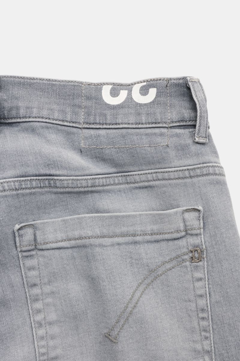 Dondup Jeans 'George' grau, Detail Rückansicht, Denim aus Baumwolle, elastisch, weicher Griff, Skinny Fit, schmal geschnittene Wade, Button Fly, Five-Pocket, paspelierte Münztasche, Gesäßtaschen mit Stitching, Metall-Initial, innenliegendes Weblabel.