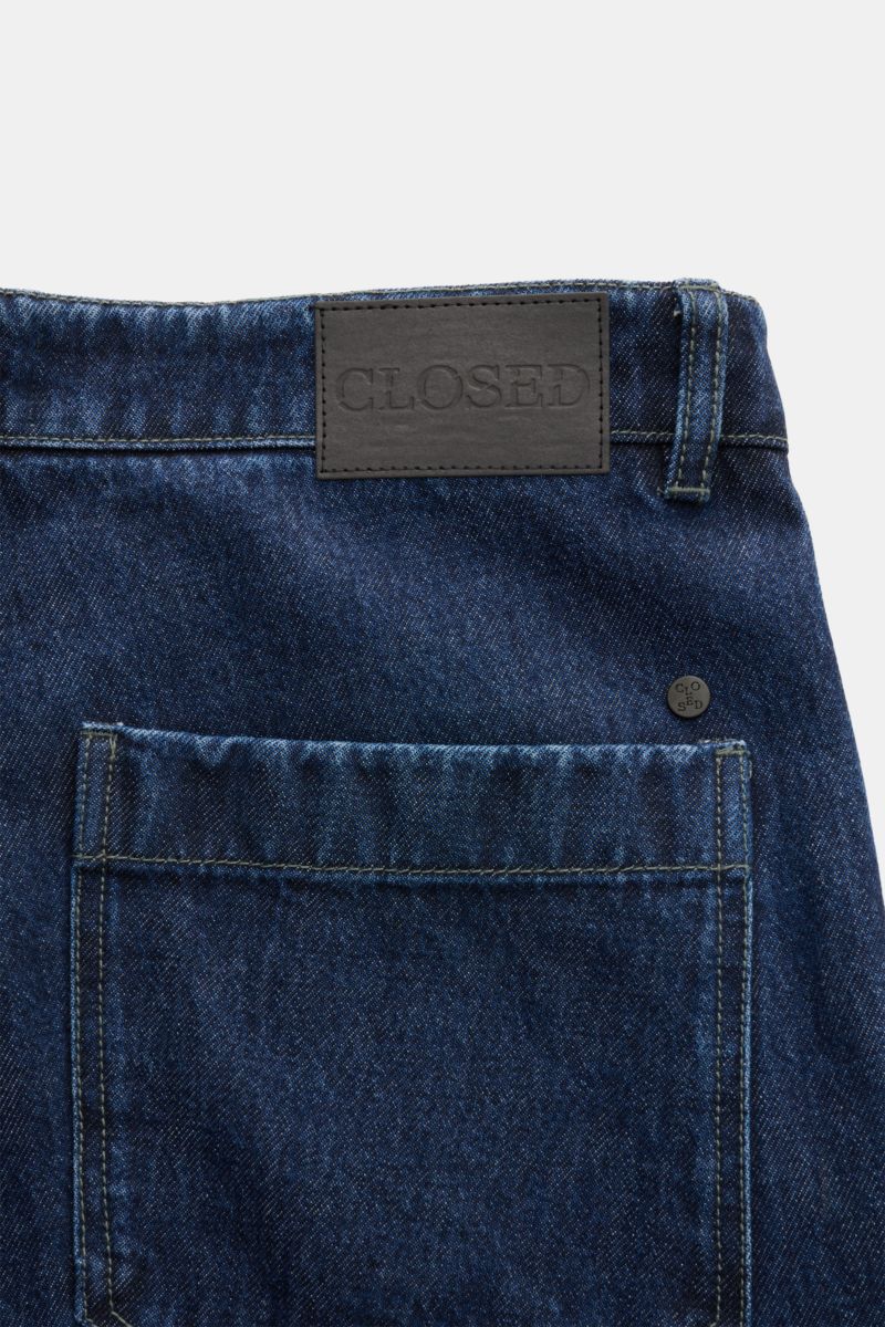 Closed Jeans 'Toledo Tapered' navy, Detailaufnahme von hinten oben mit aufgesetzter Gesäßtasche, CLOSED-Patch, Stone-Washed Denim aus regenerativer Baumwolle.