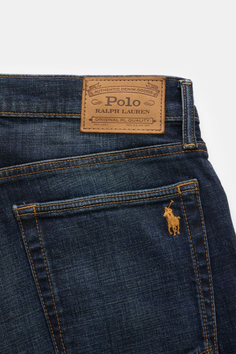Polo Ralph Lauren Jeans dunkelblau in Regular Fit, elastischer Denim mit Used-Waschung, Rückansicht Tasche mit Polo-Reiter-Stitching und Lederlabel.