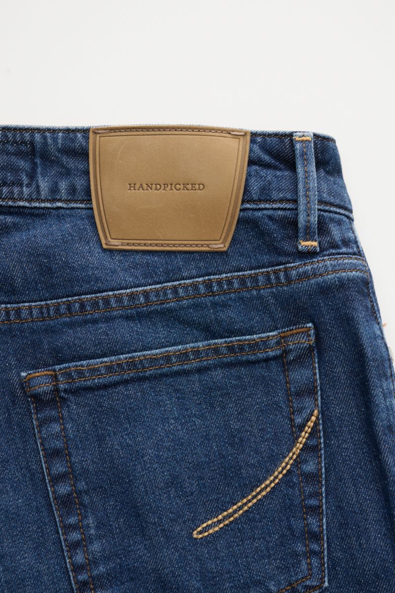 HandPicked Jeans 'Ravello' dunkelblau, schmal zulaufend, aus Baumwolle mit weichem Griff, dezenter Used-Waschung, Rückenansicht mit Lederpatch und Gesäßtasche.