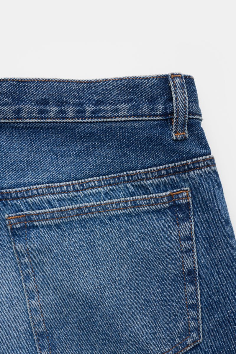 Close-up rear view of A.P.C. Jeans 'Jean Martin' blau showing authentic wash, contrast stitching, five-pocket style, and branded button.

Description: Mit ihrem lässigen Schnitt und der authentischen Waschung wird die 'Jean Martin' von A.P.C. zum moder
