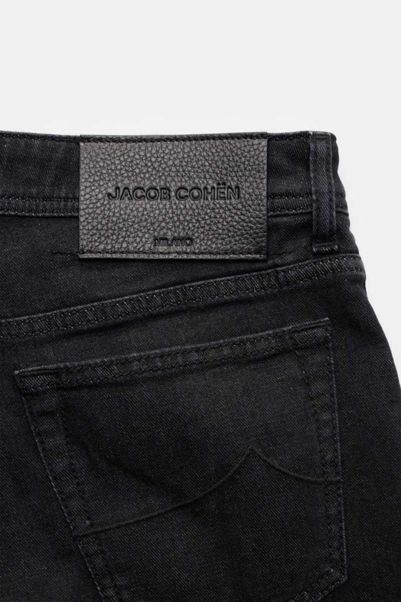 Close-up rear view of Jacob Cohen Jeans 'Bard' anthrazit showcasing the black leather patch with embossed logo and detailed stitching.

Description: Mit dem luxuriösen Slim Fit Klassiker 'Bard' von JACOB COHEN liegen Sie immer richtig: Die leicht elast
