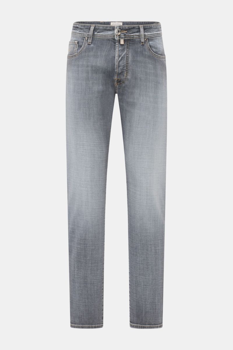 Front view of Jacob Cohen Jeans 'Bard' hellgrau, slim fit in light gray denim with authentic used wash, button fly, and five-pocket style.

Description: Mit dem luxuriösen Slim Fit Klassiker 'Bard' von JACOB COHEN liegen Sie immer richtig: Die leicht e