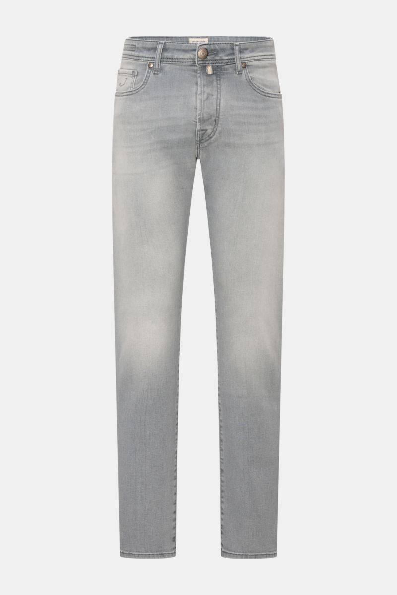 Jacob Cohen Jeans 'Bard' hellgrau, Slim Fit, leicht schmal zulaufend, authentische Used-Waschung, Baumwolle-Microfaser, Button Fly, Five-Pocket-Stil, frontale Ansicht.
