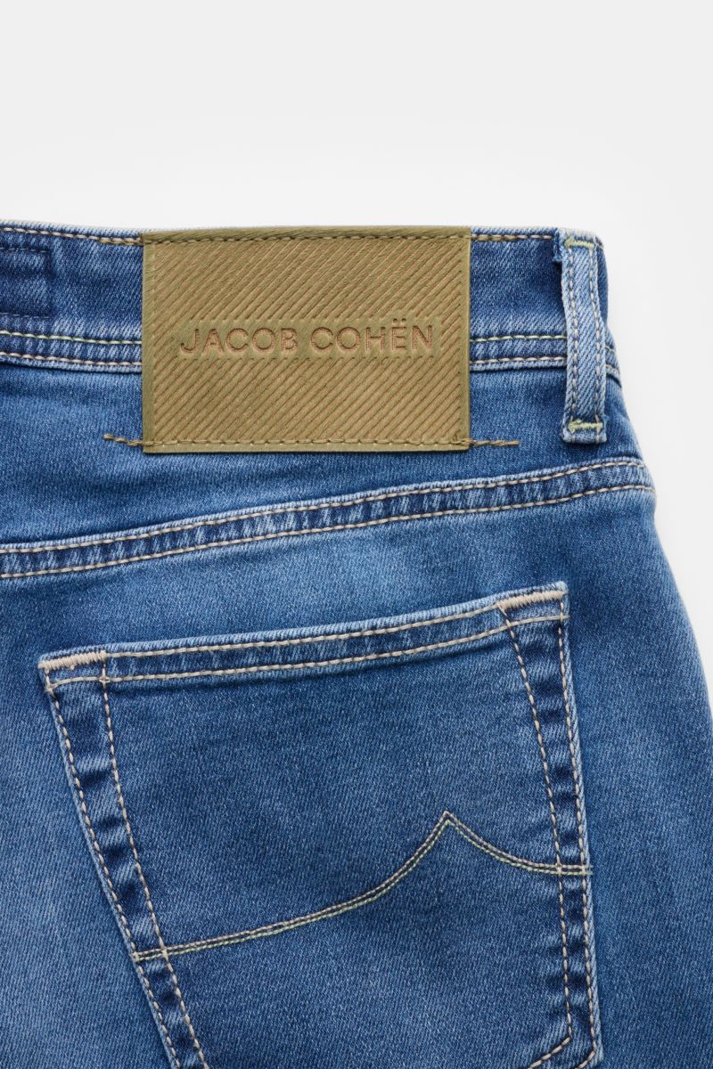 Close-up rear view of Jacob Cohen Jeans 'Bard' rauchblau showing soft cotton-lyocell denim, slim fit, subtle used wash, leather patch, and stitched back pocket.