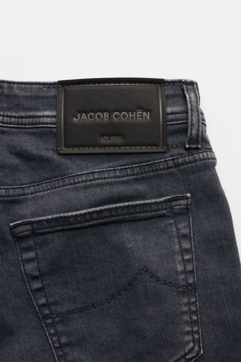 Close-up rear view of Jacob Cohen Jeans 'Bard' dunkelgrau showing dark grey denim with soft grip, slim fit, five-pocket style, stitching on back pocket, and black leather patch with brand logo.