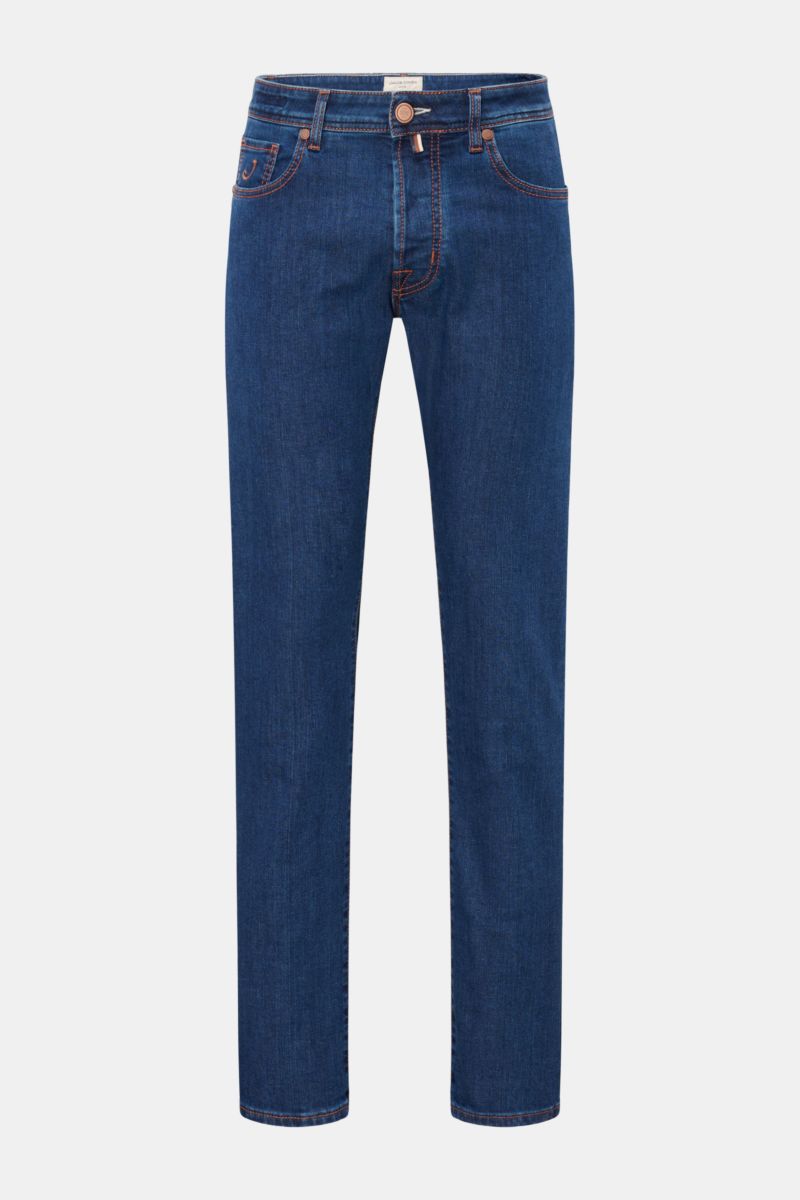 Front view of Jacob Cohen Jeans 'Bard' blau in slim fit, elastic cotton denim with soft touch, button fly, five-pocket style, coin pocket with initial, stitched back pockets, and leather patch. Modern luxury for everyday wear.