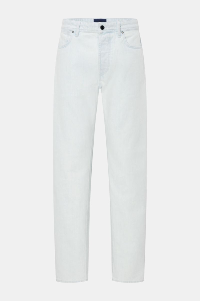 Stone Island Jeans 'Bleach' hellblau, frontale Ansicht, Straight Fit mit Button Fly, Five-Pocket-Stil, Kompass-Badge am Bund.