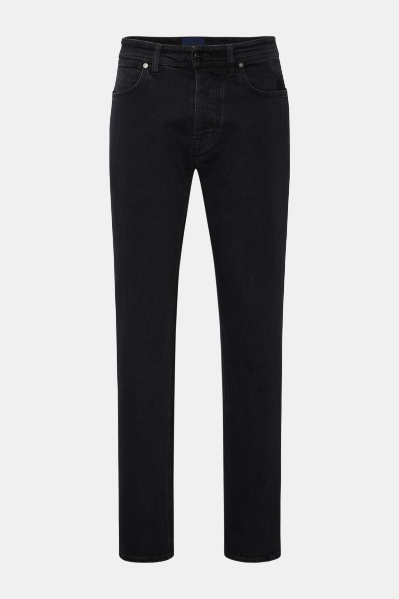 Stone Island Jeans 'Stretch Black Denim - Rinsed' schwarz, Slim Fit, sehr schmal zulaufend, Button Fly, Five-Pocket-Stil, Kompass-Badge, frontale Ansicht.