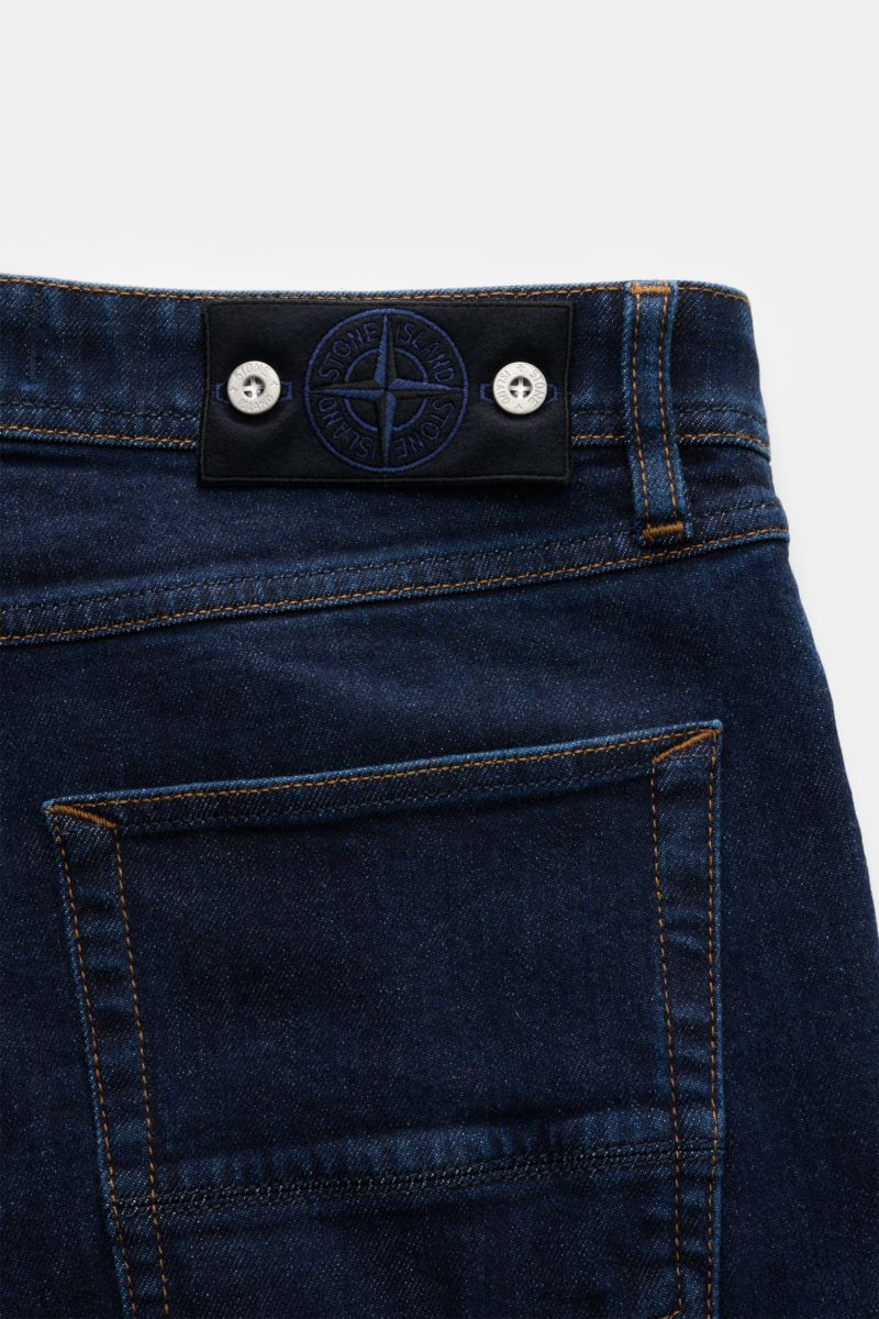 Stone Island Jeans 'Stretch Indigo Denim - Rinsed' dunkelblau, Rückansicht mit Kompass-Badge, Slim Fit, Five-Pocket, elastischer Baumwoll-Denim.