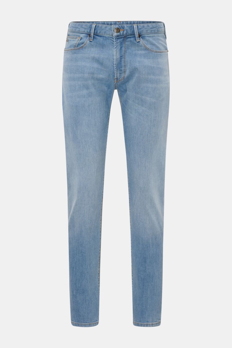 Emporio Armani Jeans rauchblau, Slim Fit, Five-Pocket-Stil, elastische Baumwolle, weicher Griff, schmal zulaufend, authentische Waschung, Frontansicht.