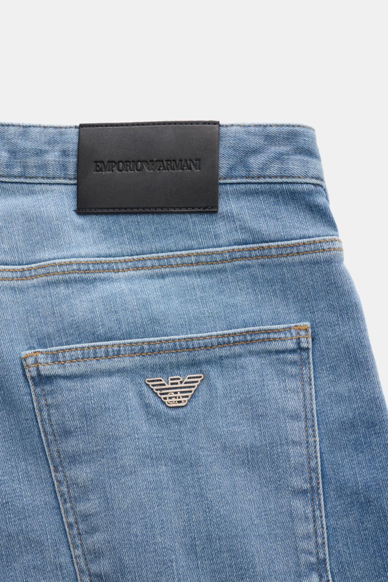 Emporio Armani Jeans rauchblau, Rückansicht mit Five-Pocket-Stil, Metall-Logo, Leather Patch, Slim Fit, elastischer Baumwolle, weicher Griff, Zip Fly.
