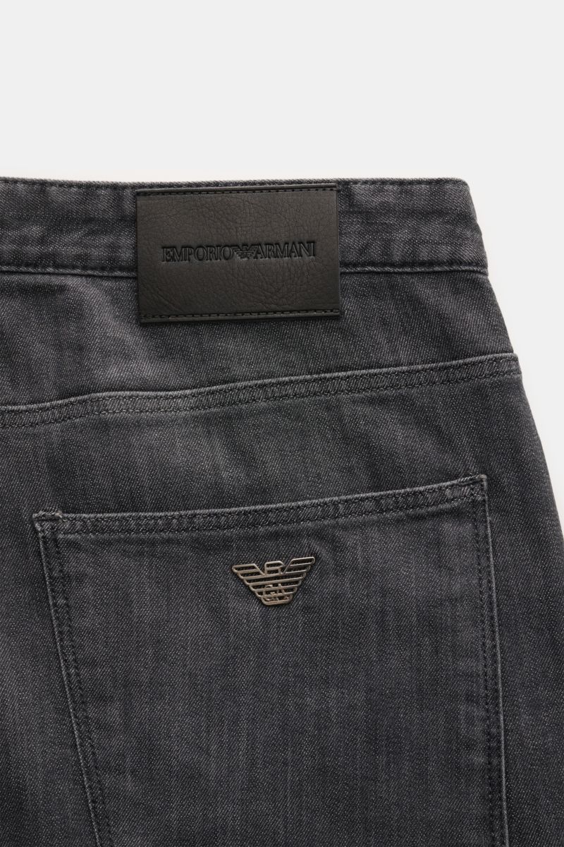 Emporio Armani Jeans dunkelgrau in Slim Fit, schmal zulaufend, mit Metall-Logo, Leather Patch, Five-Pocket-Stil, Zip Fly, leichte Waschung, weicher Griff, von hinten fotografiert.