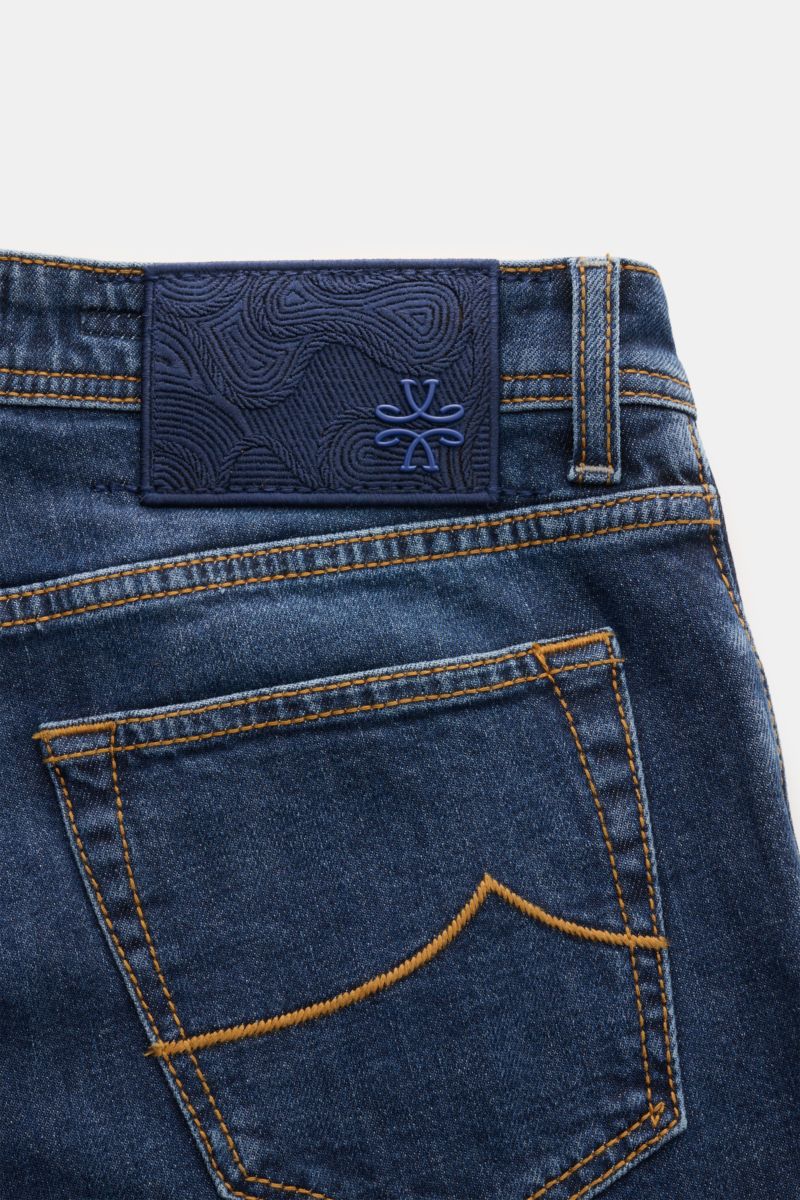 Jacob Cohen Jeans 'Bard' dunkelblau, Rückansicht mit Gesäßtasche, orangefarbenem Stitching und Logo-Patch aus elastischem Denim.