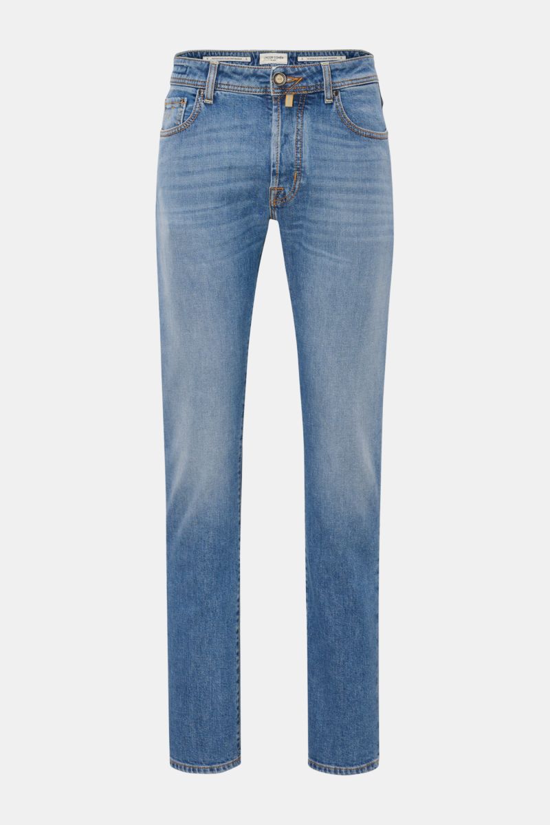 Jacob Cohen Jeans 'Bard' blau, Slim Fit, aus Baumwolle und Lyocell mit softer, elastischer Qualität, Button Fly, Five-Pocket-Stil, frontale Ansicht.