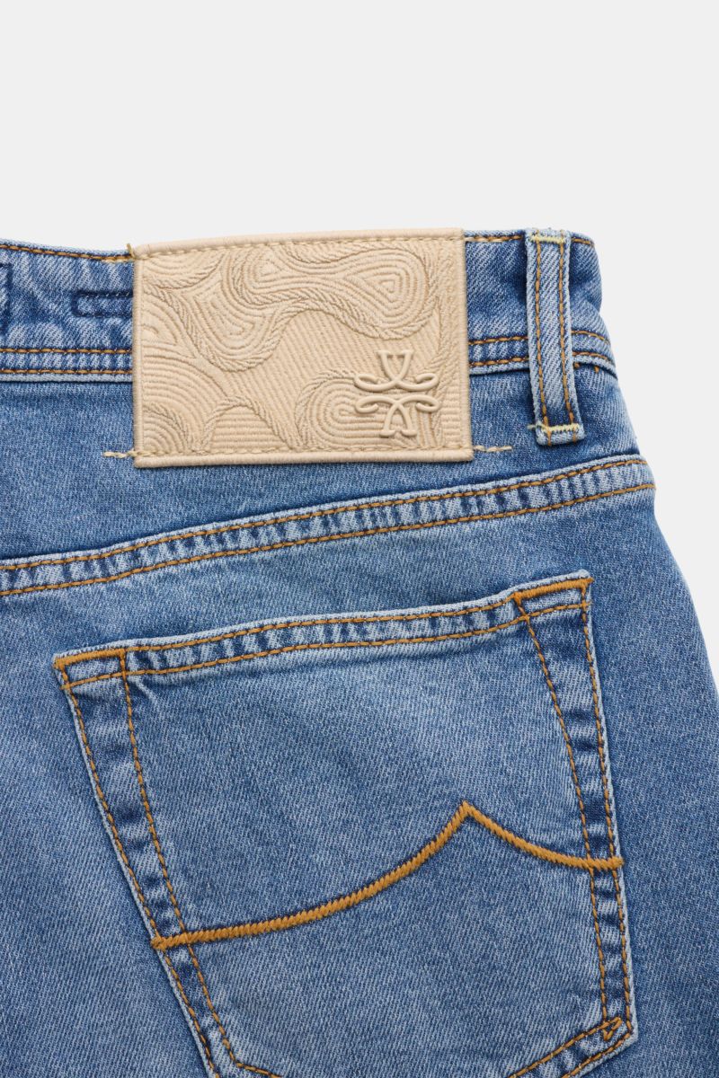 Jacob Cohen Jeans 'Bard' blau, Rückansicht mit Gesäßtasche, dezenter Used-Waschung, elastischer Baumwolle-Lyocell-Denim, Slim Fit, Patch mit Logo.