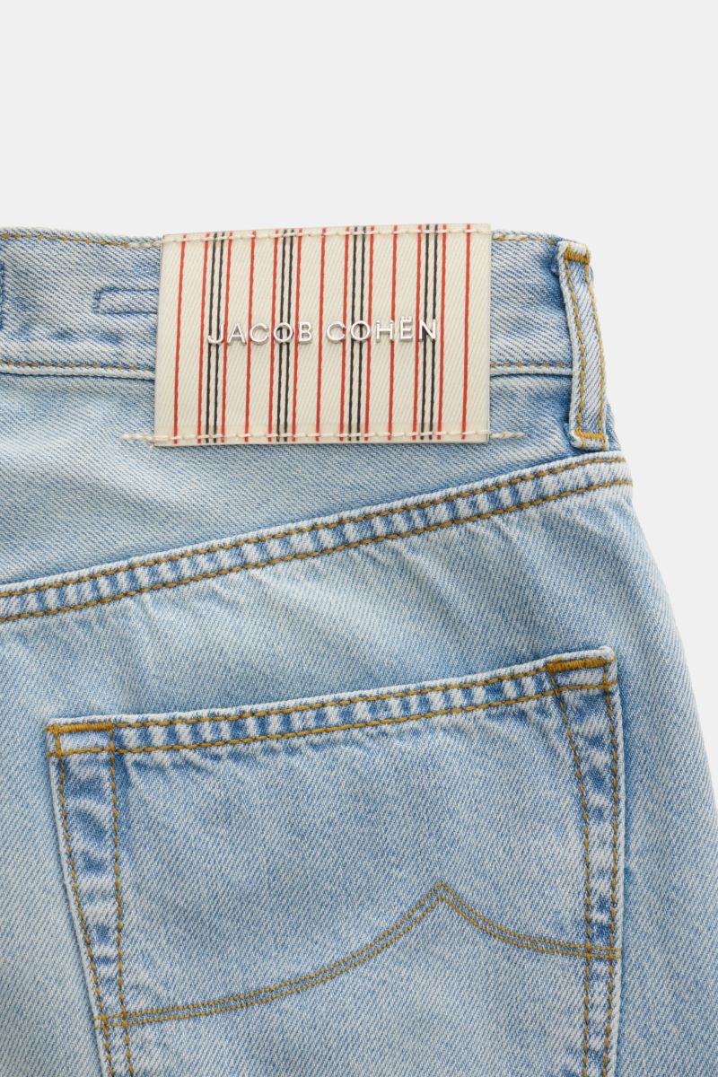 Jacob Cohen Jeans 'Edo' hellblau aus hochwertigem Baumwoll-Lyocell-Denim mit Used-Waschung, Rückansicht auf Gesäßtasche und Label.