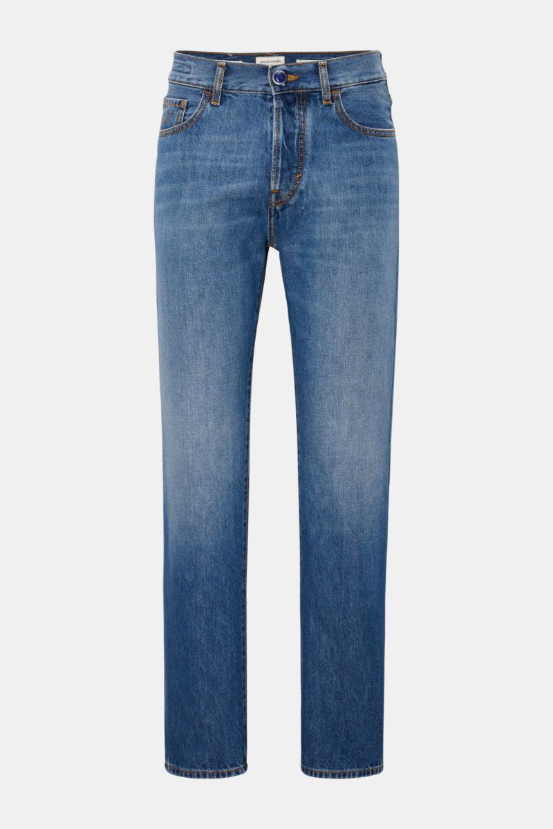 Front view of Jacob Cohen Jeans 'Edo' dunkelblau in slim fit, straight cut, ankle-length denim with subtle used wash, button fly, five-pocket style, and coin pocket with initial. Setzen Sie auf modernen Luxus im Alltag: Die Premium-Jeans 'Edo' von JACOB C