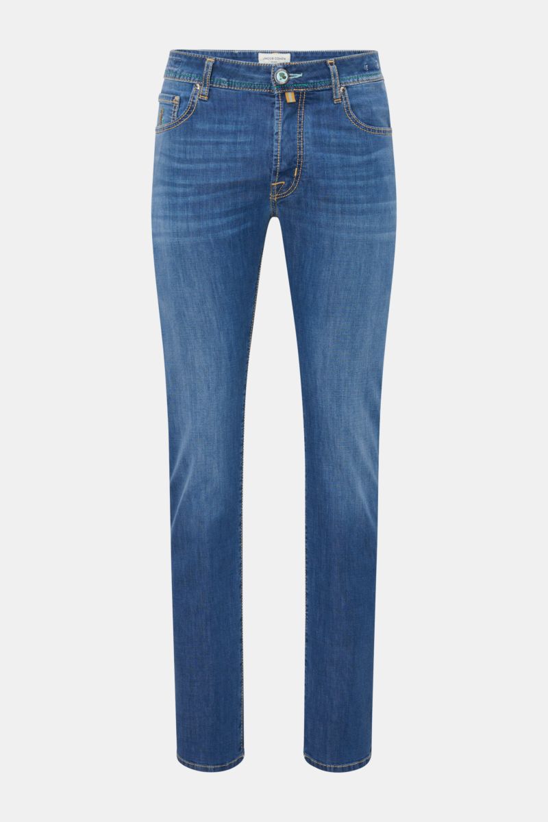 Front view of Jacob Cohen Jeans 'Bard' blau in premium elastic cotton-viscose denim with slim fit and subtle used wash, featuring button fly.

Description: Premium-Denim vom italienischen Jeans-Experten JACOB COHEN: Der Klassiker 'Bard' aus Baumwolle m